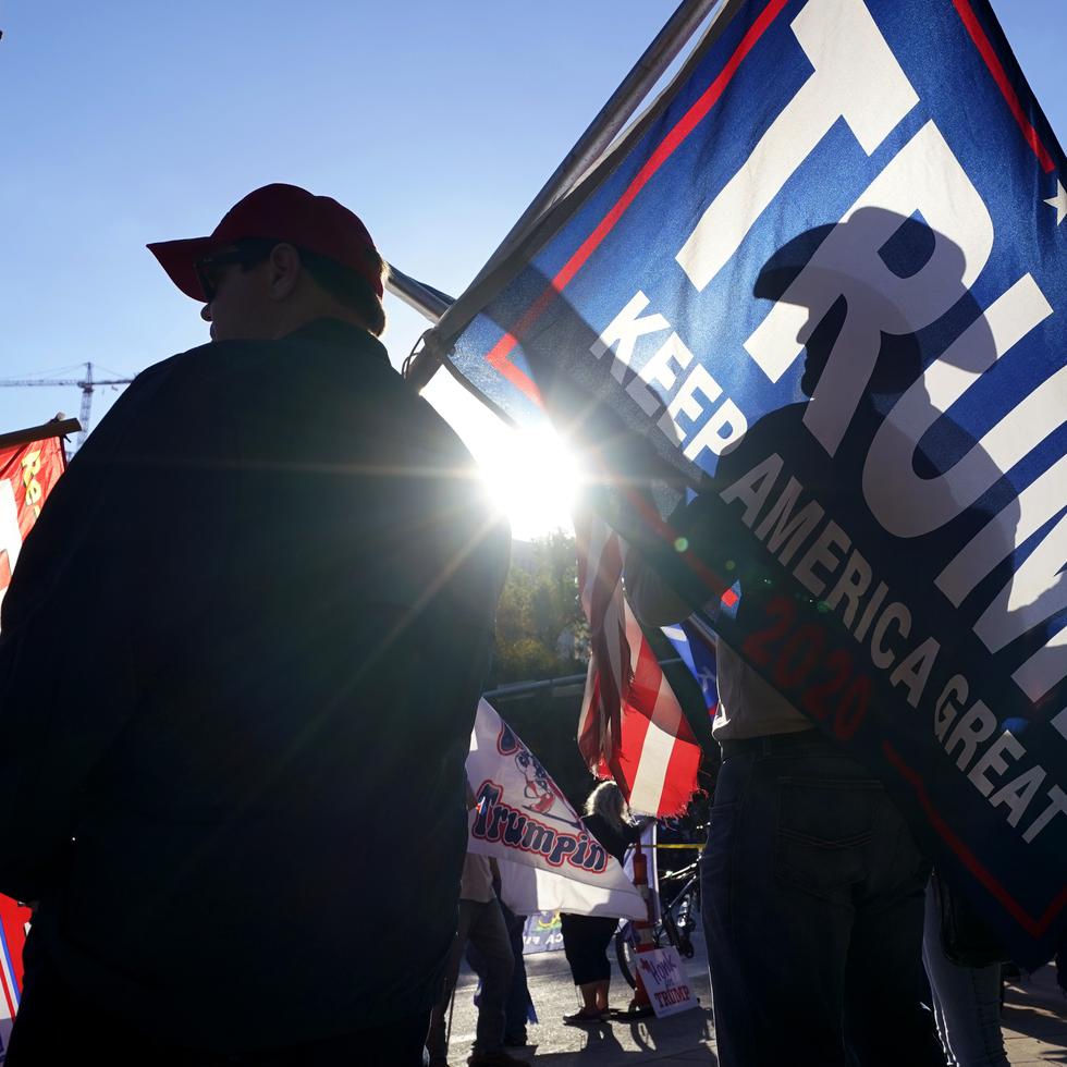 Varios partidarios del presidente Donald Trump protestan por los resultados de las elecciones cerca del capitolio estatal de Texas, el 7 de noviembre de 2020, en Austin. (AP Foto/Eric Gay)