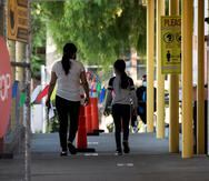 Fotografía de archivo de una persona que recoge a su hija en una escuela de Los Ángeles. EFE/EPA/ETIENNE LAURENT
