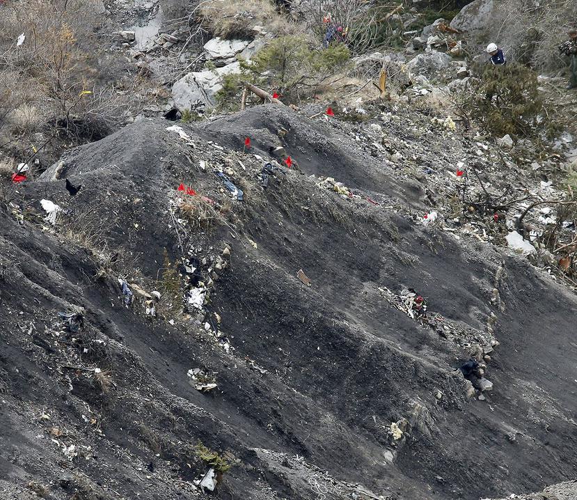 Rescatistas evalúan el área donde cayó el avión de Germanwings. (EFE)
