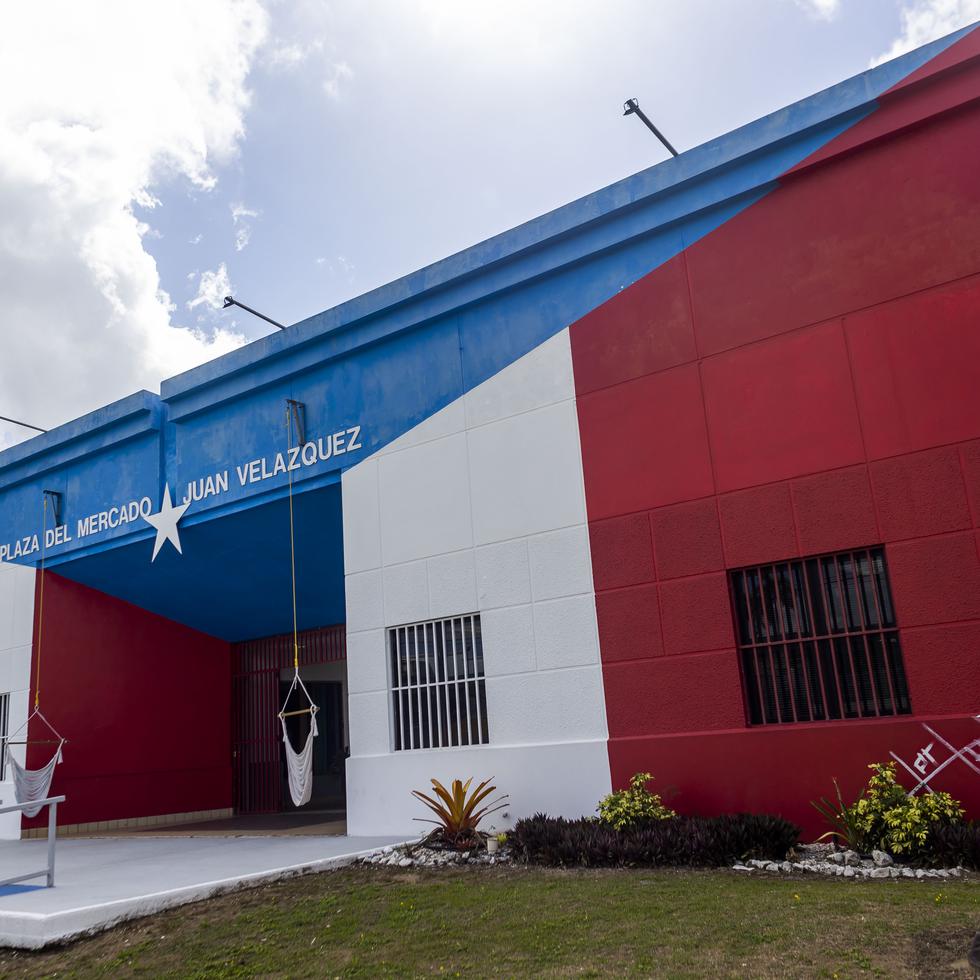 La Plaza del Mercado de
Las Piedras tiene pintado en su exterior una enorme bandera de Puerto Rico, realizada por el artista HéctorPR.