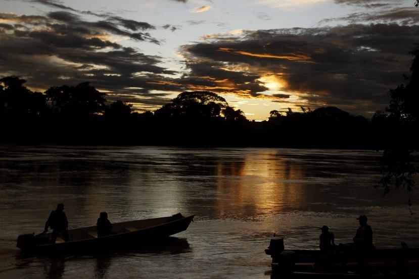 Hermoso atardecer en el río Guayabero en La Macarena, departamento del Meta, Colombia.