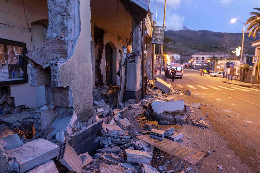 Escombros de una casa parcialmente colapsada en Sicilia, Italia, el miércoles 26 de diciembre de 2018, luego de un sismo de magnitud 4.8. (AP)