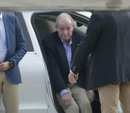 El rey emérito a su llegada a al aeropuerto de Vigo, España