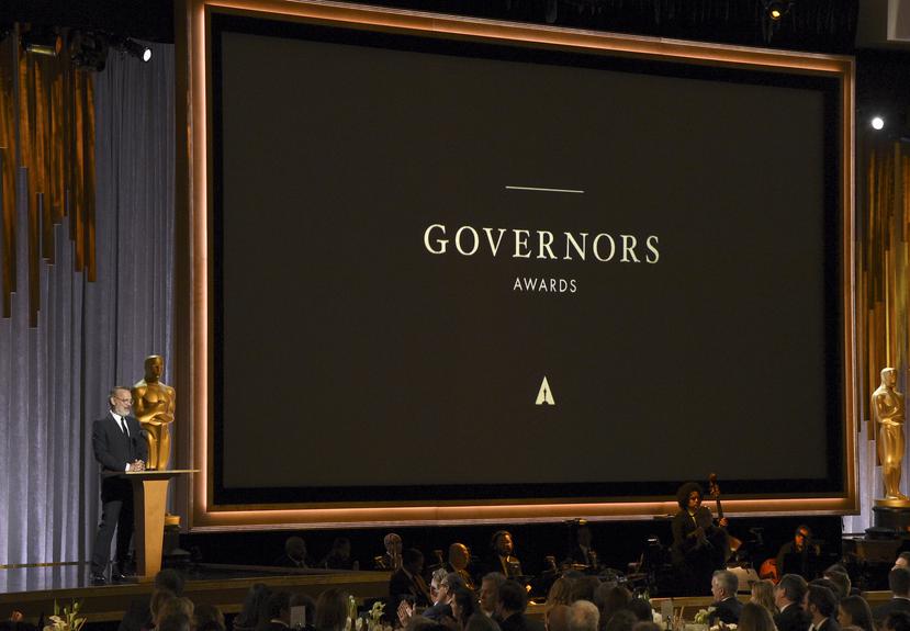 Tom Hanks se dirige al público en la ceremonia de los Premios de los Gobernadores el 27 de octubre de 2019 en Los Ángeles.