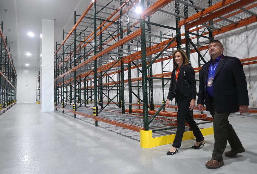 Los empresarios Iris Vincent y Tom Vincent, dentro de los nuevos almacenes con temperatura controlada. (Suministrada)