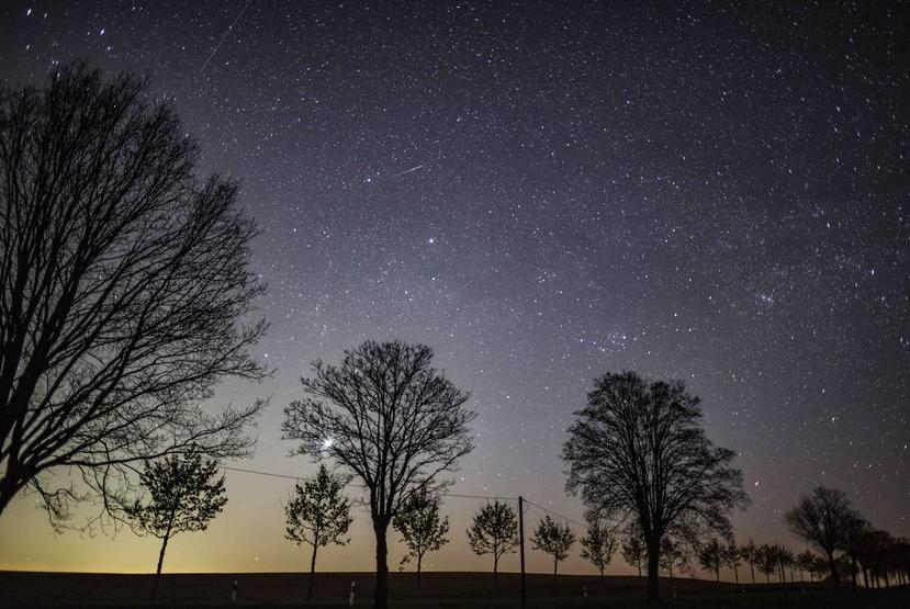 El cielo estrellado brilla en la noche sobre una avenida en Petersdorf, Alemania Oriental. (AP)