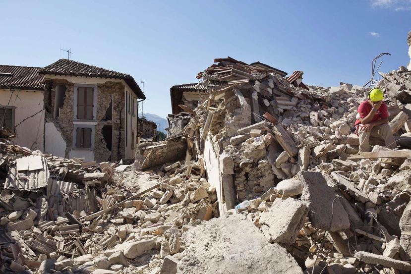 Miembros de los servicios de emergencia continúan con las labores de búsqueda de víctimas del terremoto en Amatrice.