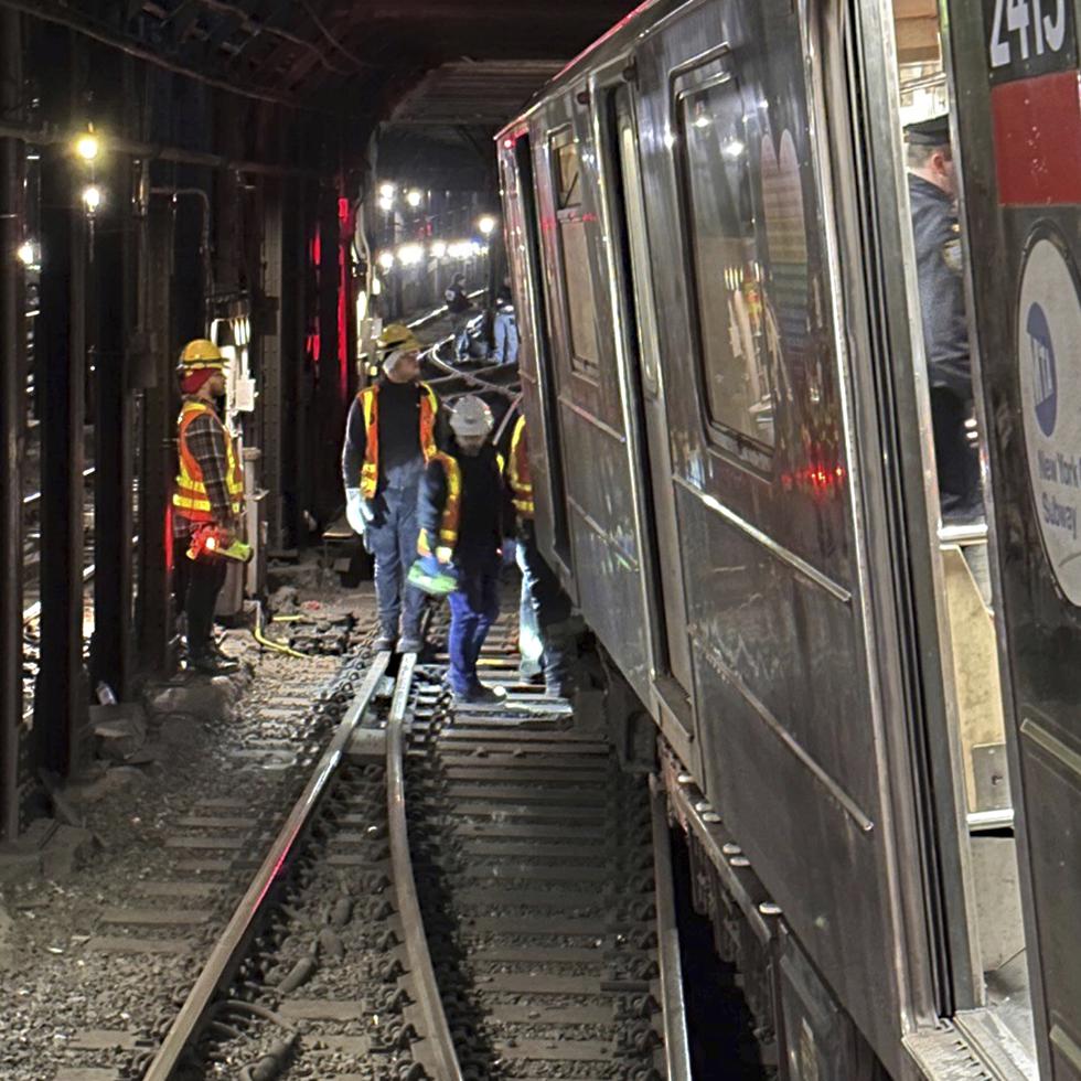 El pasado jueves, un tren de pasajeros chocó contra otro que había sido sacado de servicio en una estación en el norte de Manhattan, hiriendo de levedad a 24 personas y provocando largas interrupciones en el servicio.
