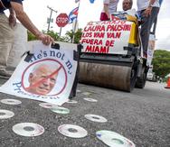 Miami (United States), 21/05/2022.- Members of the Human Rights Organization, by Cuban-Americans, Vigilia Mambisa use a steamroller to smash photos of the US President Joe Biden during a demonstration against the US measures regarding Cuba, in Miami, Florida, USA, 21 May 2022. According to an statement by the US State Department on 16 May 2022, the United States is taking a series of measures to increase support for the Cuban people in line with the US national security interests. The organizations also protest against the concert in Florida of the Italian singer Laura Pausini, accusing her to support the Cuban regime. (Protestas, Estados Unidos) EFE/EPA/CRISTOBAL HERRERA-ULASHKEVICH
