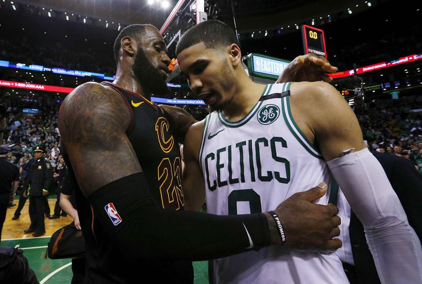 Le Bron James, de los Cavaliers de Cleveland, intenta darle ánimo a Jayson Tatum, de los Celtics de Boston, tras ser eliminados de la serie final de la Conferencia del Este. (EFE)