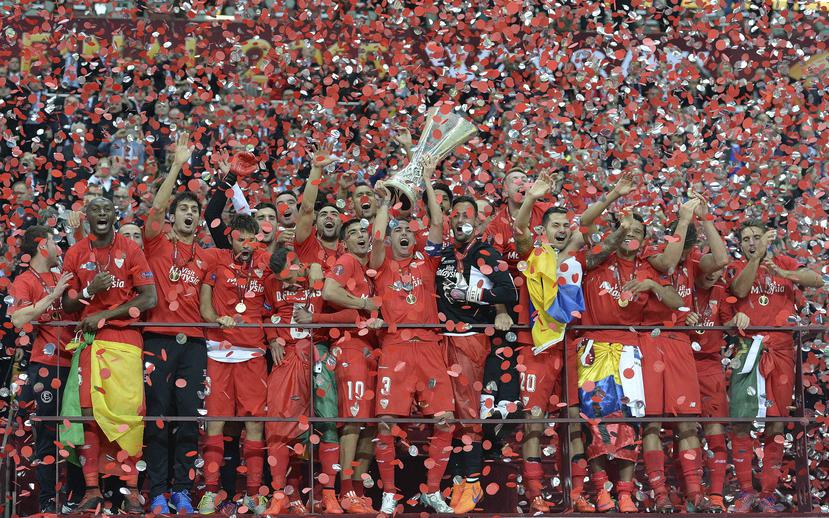 Bajo una lluvia de confetti, el Sevilla alza la copa de la Liga de Europa.