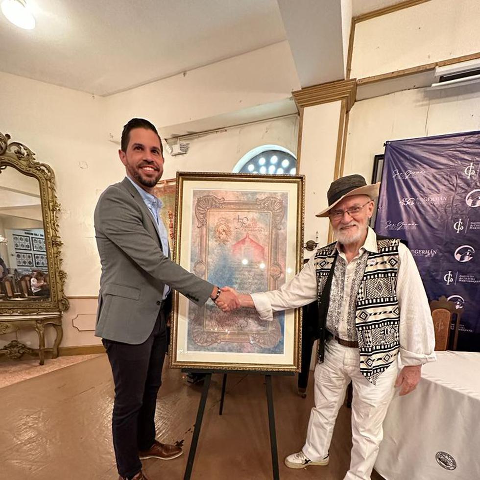 El alcalde de San Germán, Virgilio Olivera Olivera, junto al pintor Antonio Martorell durante la presentacón oficial del cartel conmemorativo de los 450 años de la fundación de la ciudad.