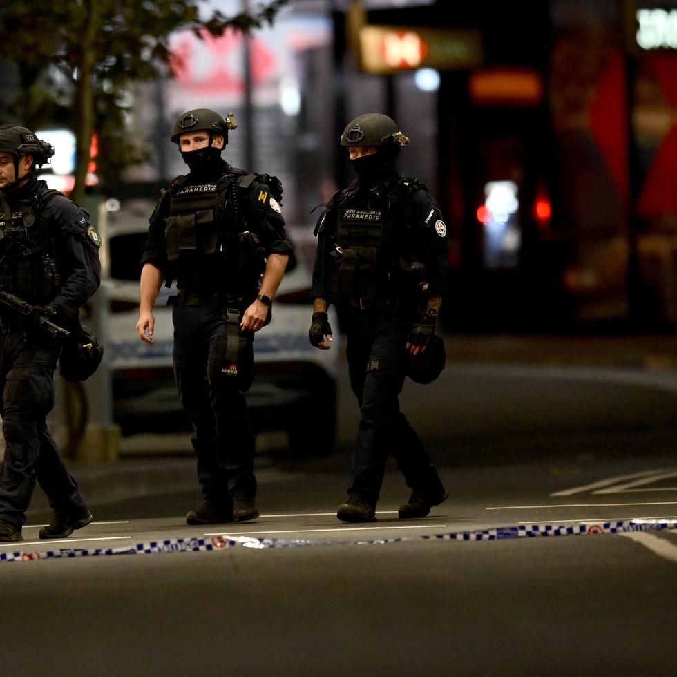 La Policía del estado de Nueva Gales del Sur, afirmó en declaraciones recogidas por la televisión estatal ABC que cinco personas habían muerto como consecuencia de las acciones del atacante.