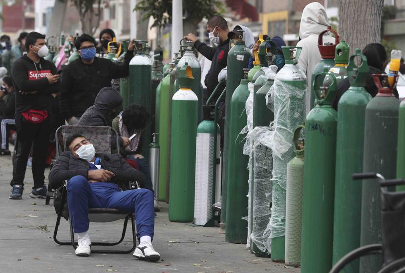 Las personas esperan durante horas para rellenar sus tanques de oxígeno en una tienda en Callao, Perú. Hospitales en Perú y otras partes de América Latina reportan escasez de oxígeno al enfrentar la pandemia de COVID-19.