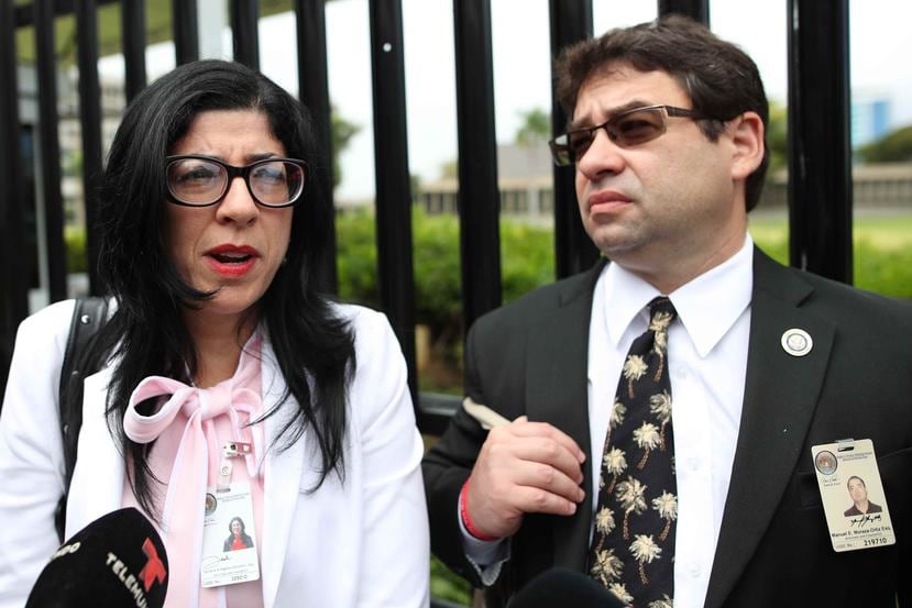 La licenciada Mariana Nogales y Manuel Maraza, abogados de la maestra acusada. (GFR Media)