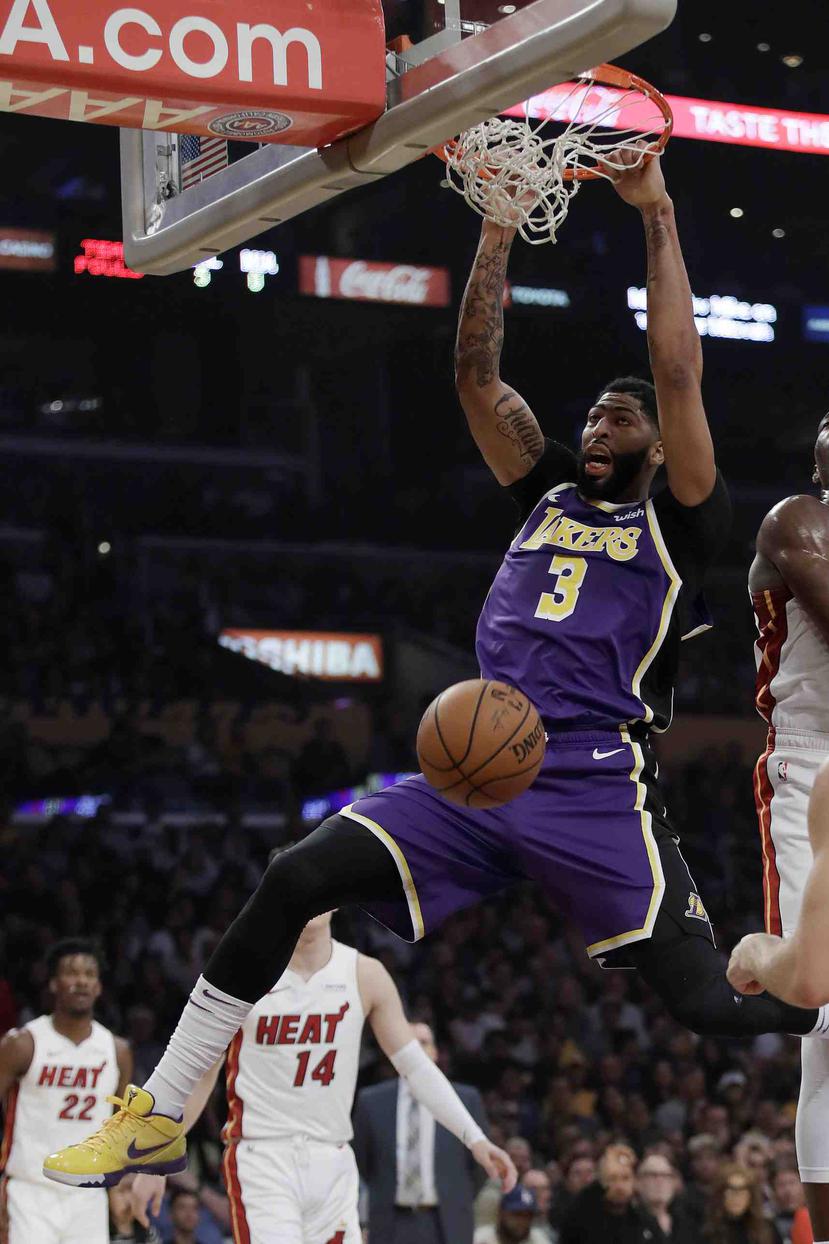 Anthony Davis (3), de los Lakers de Los Ángeles, encesta un triple en la primera mitad del juego de la NBA que enfrentó a su equipo con el Heat de Miami. (AP)