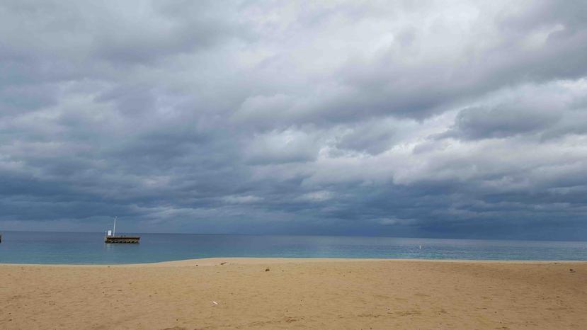 La playa Crashboat está desierta y no parece que pasó una tormenta a decenas de millas del lugar.