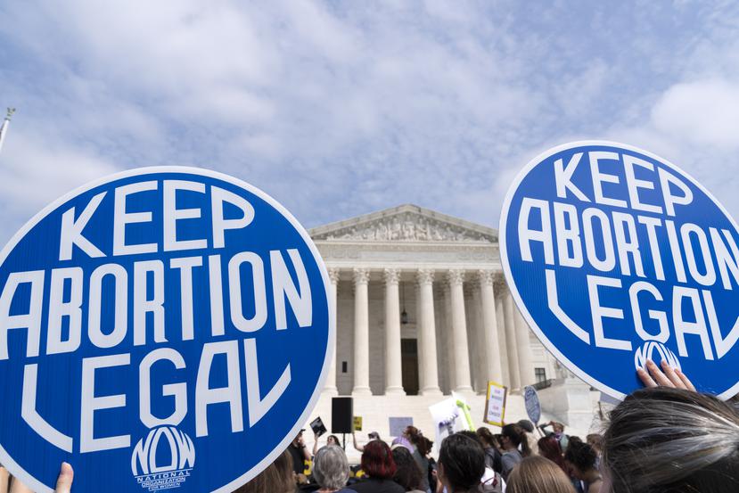 El lunes, el portal Politico publicó un borrador de una opinión con el apoyo mayoritario del Tribunal Supremo que revocaría el derecho al aborto a nivel federal, protegido por la decisión de Roe v. Wade, que data de 1973.