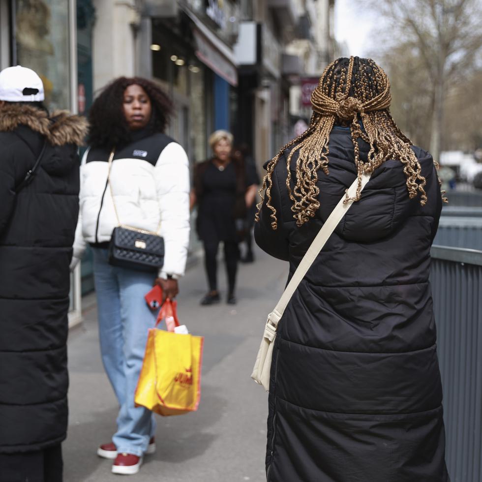 Mujeres pasan por una peluquería el jueves 28 de marzo de 2024 en París.