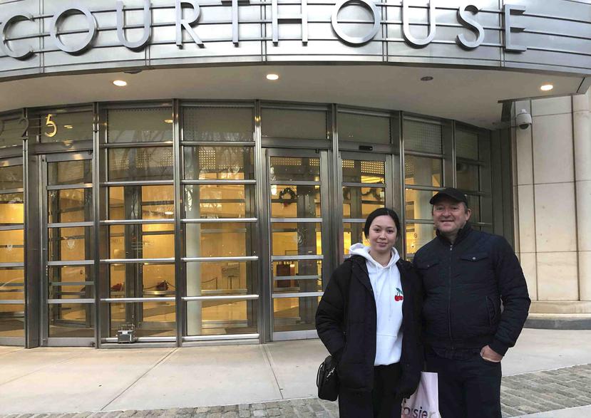 El australiano Wayne Burg y su hija Lydia en el tribunal en Brooklyn donde es enjuiciado Joaquín "El Chapo" Guzmán, el 3 de diciembre del 2018. (AP)