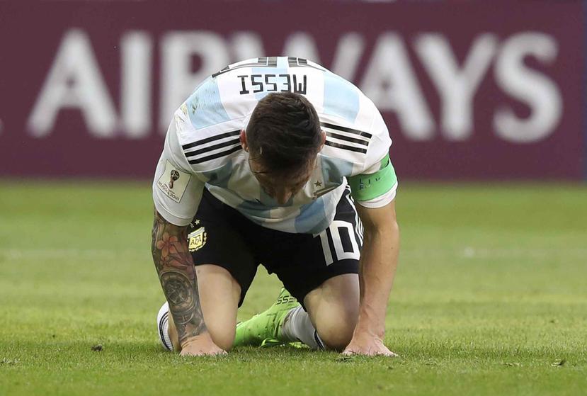 Lionel Messi, de Argentina, se arrodilla en el terreno durante el juego entre Francia y Argentina. (AP)