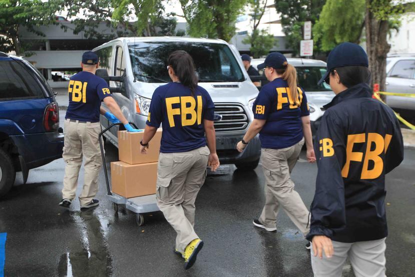 Dozens of agents, led by the Computer Analysis and Response Team, they were examining documents and municipal computers.