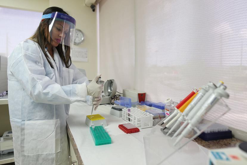LA tecnóloga médica Giselle Rodríguez Cruz explica parte del proceso de la prueba.