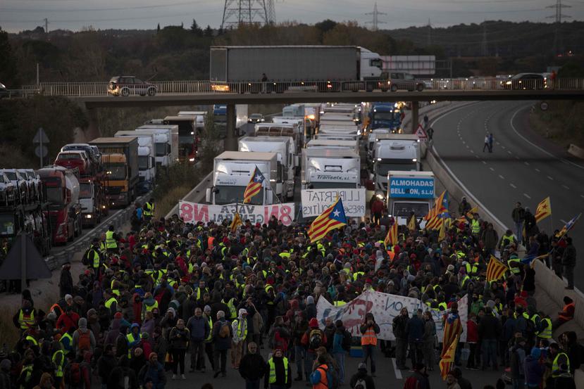 Manifestantes bloquean una autopista durante una huelga general en Borrassa, cerca de Girona. (AP)