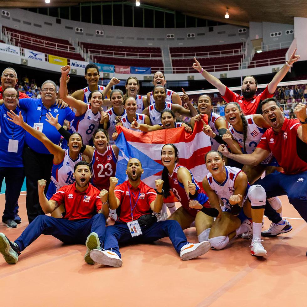 El equipo de Puerto Rico celebra la victoria sobre República Dominicana.