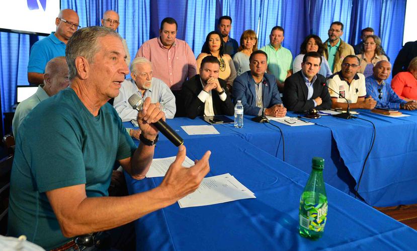 El exgobernador Pedro Rosselló (extrema izquierda) es uno de los miembros. (GFR Media)
