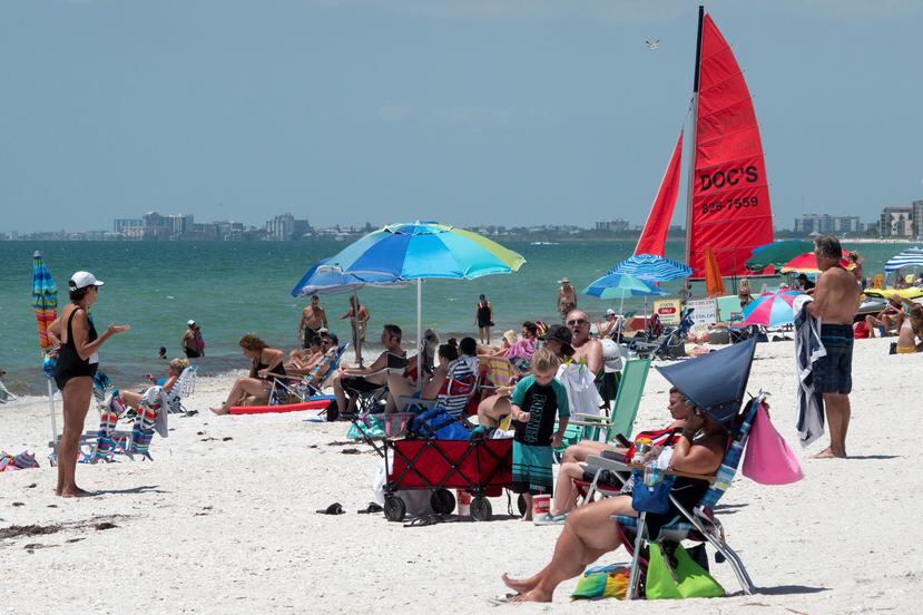 Los estadounidenses están optando por vacacionar en lugares cálidos, como Miami, donde ya se han liberado las medidas de aislamiento y  pueden hacer actividades al aire libre. (EFE)