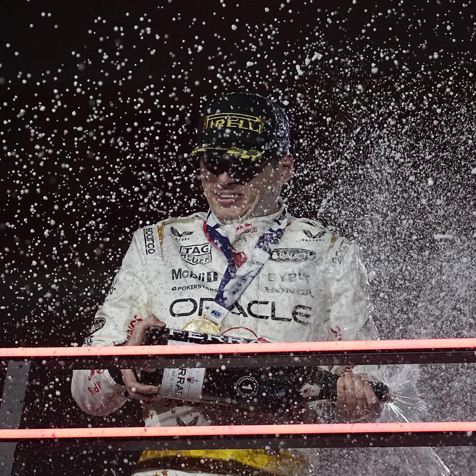 Max Verstappen rocía champaña en el podio tras ganar el Gran Premio de Las Vegas.
