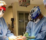 A la izquierda, el doctor Juan del Río, director clínico del Centro de Trasplante del Hospital Auxilio Mutuo, en plena intervención realizada el pasado 30 de septiembre. Lo acompaña, a la derecha de la foto, el doctor Daniel Campos, cirujano de trasplante.