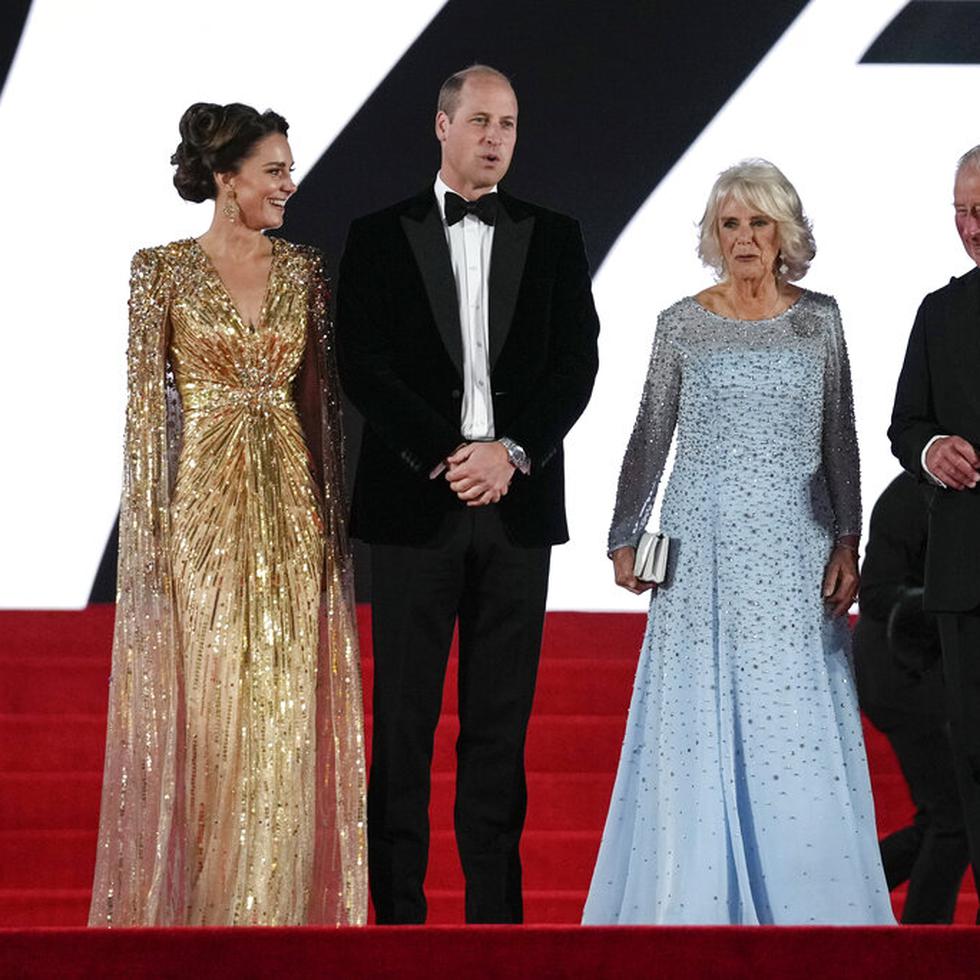 El príncipe Charles, su esposa Camilla, el príncipe William y su esposa Kate, la duquesa de Cambridge, hicieron una rara aparición conjunta en el estreno de "No Time to Die". (AP)