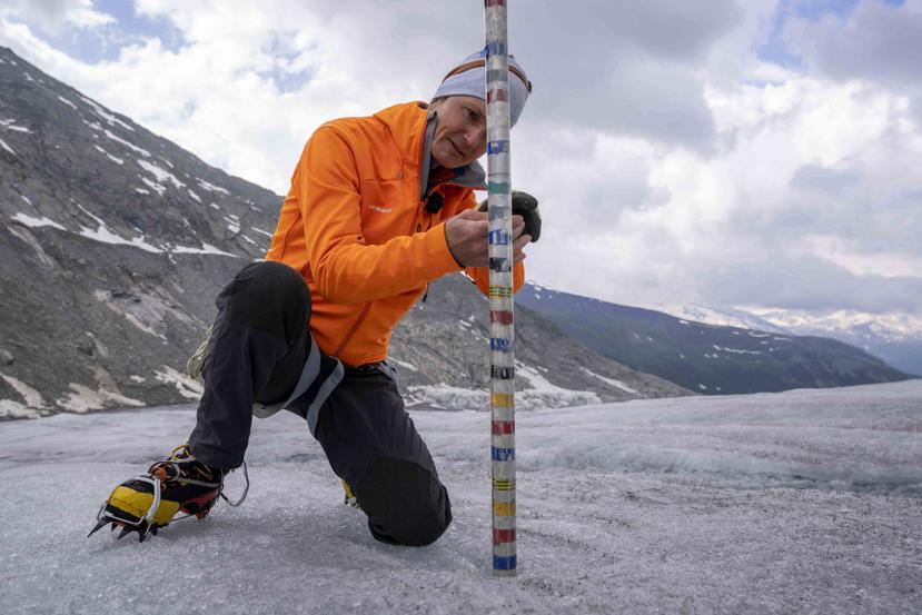 El glaciólogo del Instituto Federal de Tecnología suizo y director de la red de medición GLAMOS, Matthias Huss, revisa el grosor de un glaciar cerca de Goms, Suiza.