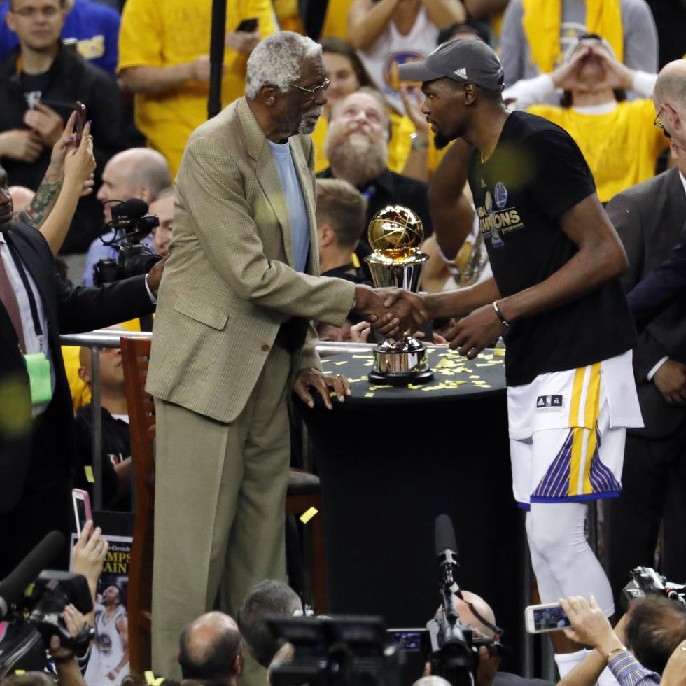 Bill Russell - a la izquierda entregándole el trofeo de campeón de la NBA a Kevin Durant- falleció el domingo.