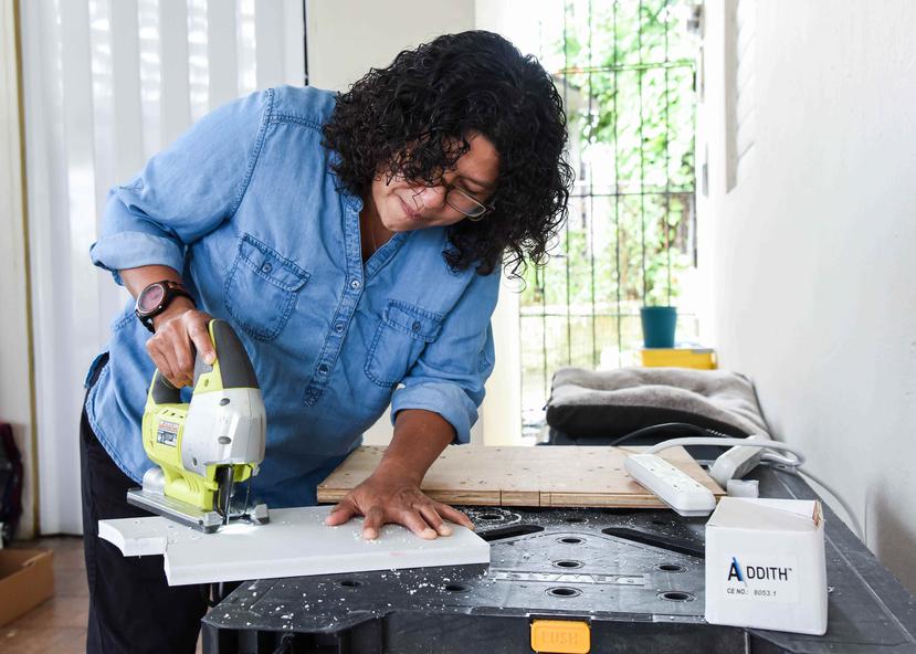 Alba Montero se especializa en reparaciones pequeñas para el hogar. (Enid M. Salgado)