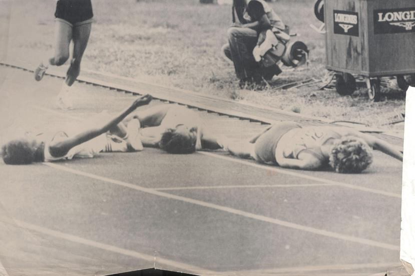 Una exhausta Angelita Lind yace en el suelo junto a las cubanas Nery McKeen y Maria Riveaux  tras arribar a la meta en los 800 metros de los Juegos celebrados en Cuba en el 1982. (GFR Media)