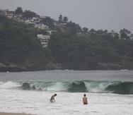Turistas nadan en Acapulco, México, el 24 de octubre de 2023, antes de la llegada del huracán Otis. (AP Foto/Bernardino Hernández)