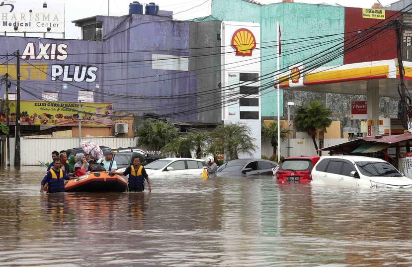 Rescatistas de Indonesia evacúan a residentes de una casa inundada en Jatibening, en las afueras de Yakarta, Indonesia. (AP/Achmad Ibrahim)