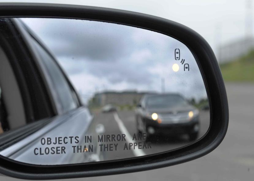 Así luce una señal de alerta en un espejo retrovisor de un Ford Taurus en un área de pruebas en Oxon Hill, Maryland. (AP)