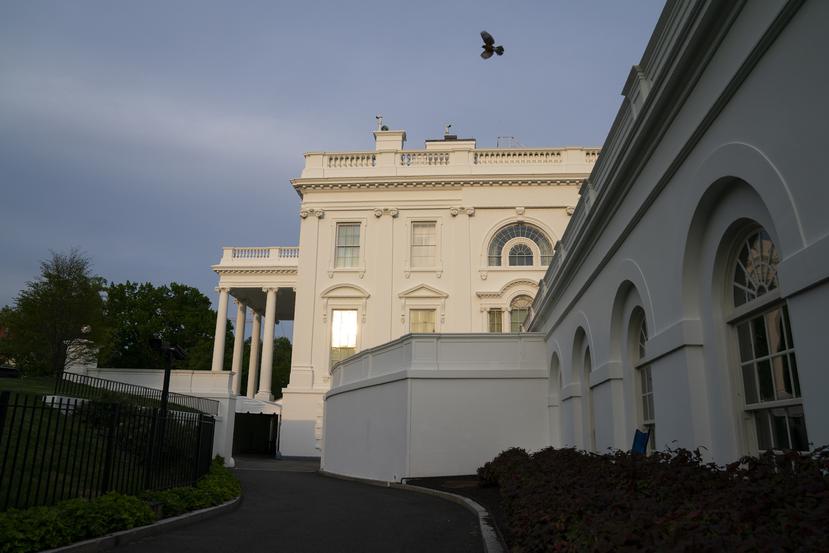 La Casa Blanca momentos antes de que Joe Biden partiera al Capitolio federal a su primer mensaje ante el Congreso.