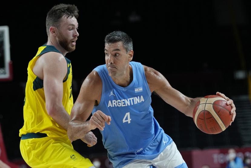 Luis Scola (4), de Argentina, busca ofensiva ante el australiano Nic Kay durante el partido de cuartos de final en el básquet de los Juegos Olímpicos de Tokio 2020.