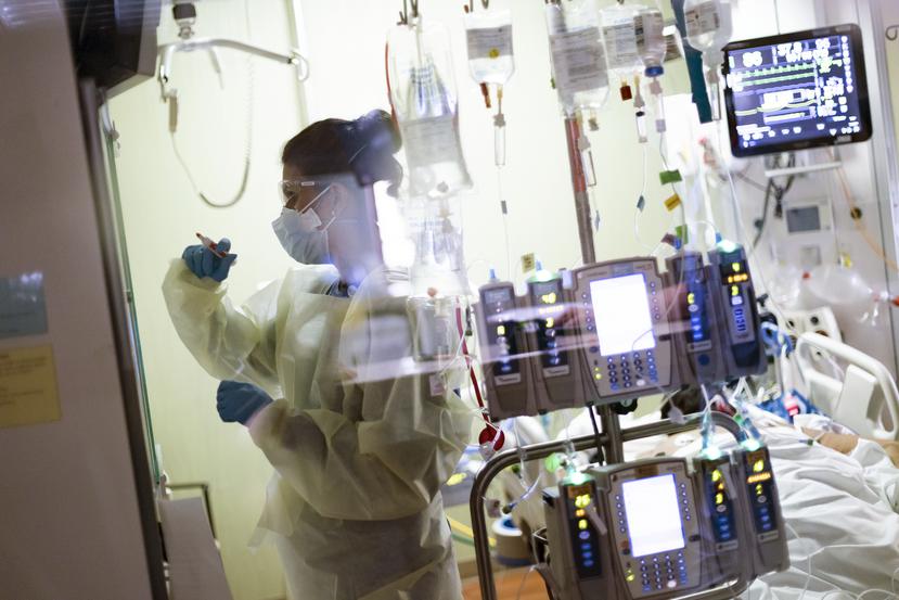 Una enfermera atiende a un paciente con COVID-19 en la unidad de cuidados intensivos médicos (MICU) del St. Luke's Boise Medical Center en Boise, Idaho, Estados Unidos.