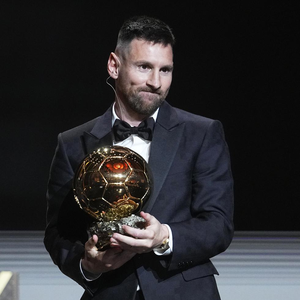 Lionel Messi posa junto a su octavo Balón de Oro.