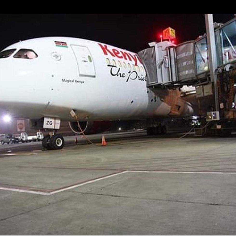 El Boeing 787 aterrizó el jueves por la tarde y se estacionó lejos de la terminal.