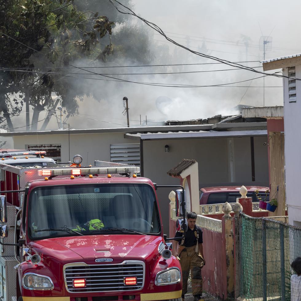 Los bomberos atienden un fuego que suscitó en una residencia ubicada en el barrio Amelia en Cataño.