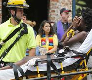 Personal de los servicios de primeros auxilios asisten a una persona herida cuando un neonazi atropelló a una multitud en Charlottesville, Virginia, en el 2017. (AP/Steve Helber)