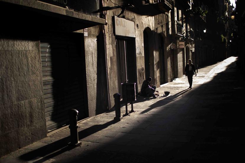 Una mujer camina por una de las calles en downton Barcelona. (AP)