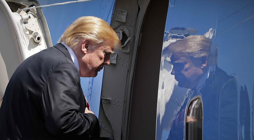 Trump entra al Air Force One para su partida del Aeropuerto Internacional de Palm Beach el pasado jueves. (AP)